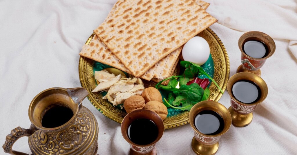 Jewish family celebrating passover, matzoh jewish holiday bread with kiddush four cup of wine SSUCv3H4sIAAAAAAAACnRUTY/bIBS8V+p/iDg3UjD+7C/opapUqafVHp6BxHSxsQxuu1rlvxdjcJ6zWSmHMG8YHvMYv33+dDiQFqzi5OvhbVn5tdJ6tm4Cp8zg4dOXiE9yEHLCiBTKmUmBxmALjncD9NKDw6z1Al9DkVgHbrbSosNadbHO8JexM854nCUZ283OySkUMS4mCb11KujThHIYdjJbYTSDKDAAwrQyqW6okKOxyoXtdkfX0L9ioDf2AY17x0x/diPdHa7+OcAAzdh0XgBkCgcnL97FvS1xJk/r+pAK8bLOl8hPqdVlmVFUX22b26X2XVkutYZBmtmSVF9P/EDum9FKwKt9JPej/S25Q0Lrn+fNpYsc+GLTpruf03aN4EG96Tyvf67IjklqCesbeVr1yctf/xD6YE8kwSyUQXb9MRz0QmBIaZwUV8MFbTOuCw84beNmHty09E3SrYk2ZoRWL12fvaZMeAfWerpIOJ5gGD46ZzAuXCCqEuFHvCwpy7Kszk8ZrfyvzktKcDA65XVCO6nBedQGhBQ7Z+8jQ4uqZmWZlfk2ufv0JEpV3Sj7IEVCU94I7zK1ctipuHG2eKVafavtk5YIDergPnSRQzMkkvKXamj/PoqRkKUvxbtURgLD7aeAxlqO/NmyutbyMouPdftCzW2vvMv76Tx2nlFk7AcDZHnzPg6BqAT+NtydQH7RuqmbgtXVaXvF90cQlrMiK7KmCtmL4mppnZSipVBIeiz8szzmjWyOdUWLI6P8lMMpL/Iz+F3X/wAAAP//AwDXApPsLgYAAA==